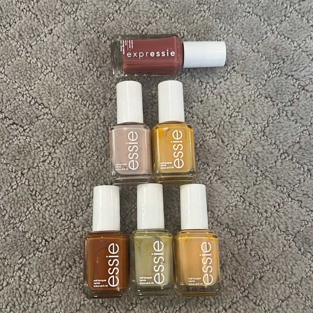 Paint those nails! Essie bundle!
